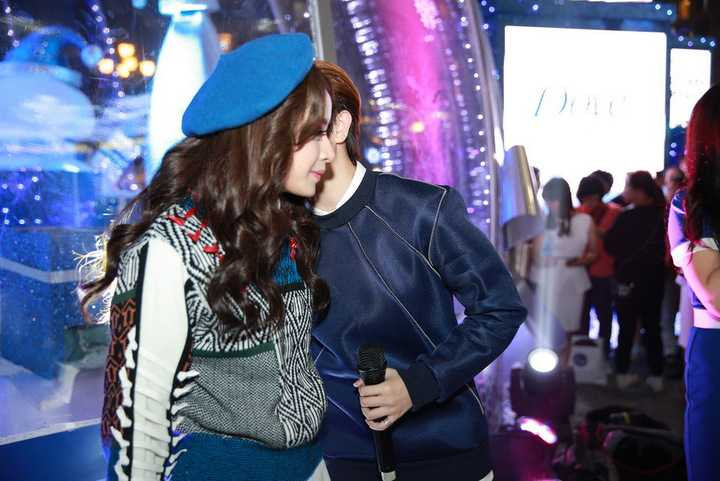 Do thân thiết từ trước nên Chi Pu và Gil Lê không khó khăn để nhập vai. Dù vậy, Gil Lê phải thừa nhận, cô gặp không ít áp lực khi hôn Chi Pu trong một cảnh quay lãng mạn dưới mưa.