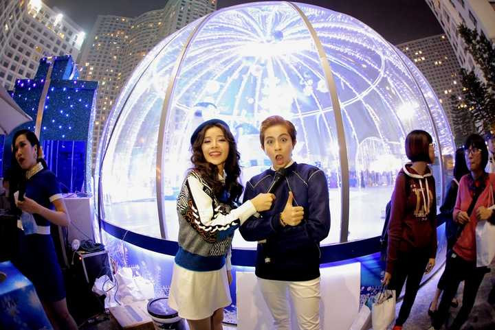 Cả hai cũng luôn dính lấy nhau như hình với bóng trong nhiều sự kiện giải trí. Bên cạnh đó, họ dành thời gian để đi du lịch cùng nhau.