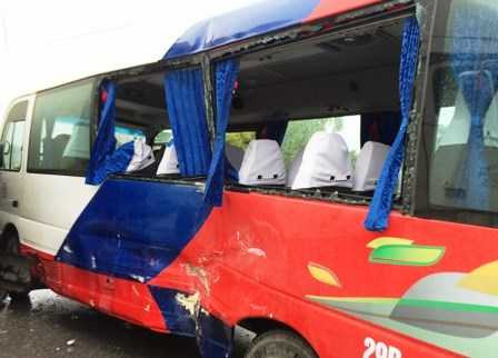 Chiếc xe 24 chỗ hư hỏng nặng.
