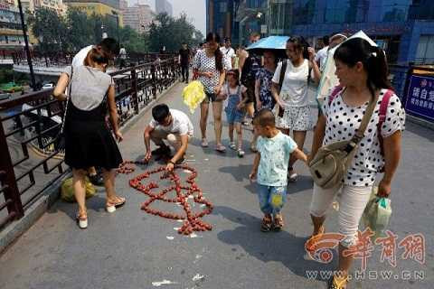 Chàng sinh viên xếp vải thành hình trái tim để tỏ tình giữa phố