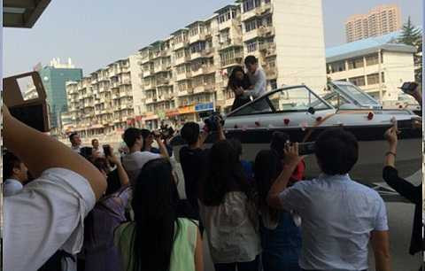 Đại gia phi du thuyền trên cạn đến cầu hôn người yêu