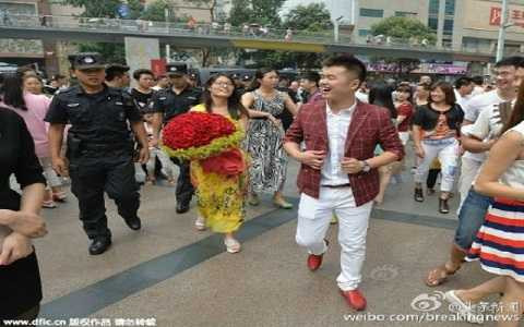 Màn cầu hôn làm náo loạn đường phố của cặp đôi Tứ Xuyên