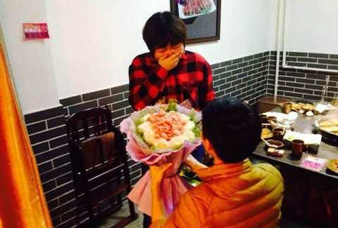 Cận cảnh đóa hoa làm từ thịt dùng để cầu hôn