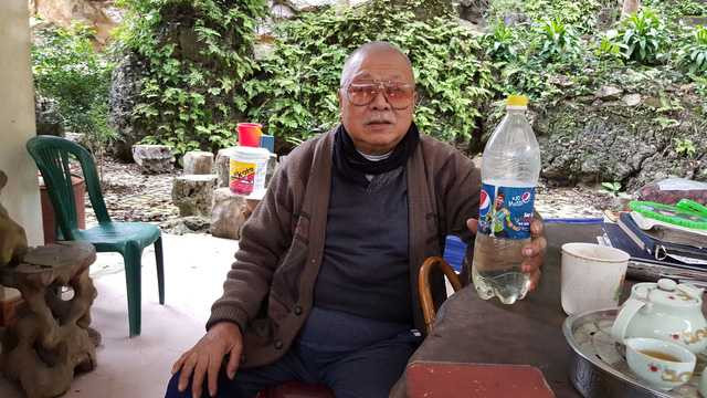 Để có được 600 lít tinh dầu cổ am quý hiếm phục vụ cho việc ướp xác, ông phải đi nhiều tỉnh để thu mua từng ít một.