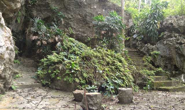 Vì lo sợ bị “mộ tặc” viếng thăm nên ông Đức còn tạo “ma trận” với nhiều lối dẫn đến lăng mộ.