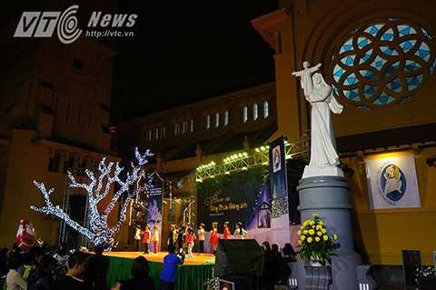 Nhà thờ của Bắc ở Hà Nội, rộn ràng ánh nến, ánh đèn và tiếng nhạc thánh ca mừng ngày lễ Noel.