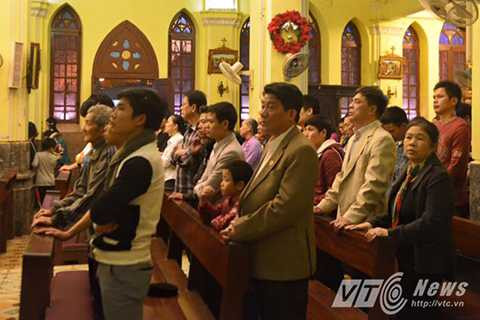 Nghi lễ tại nhà thờ Hàm long.