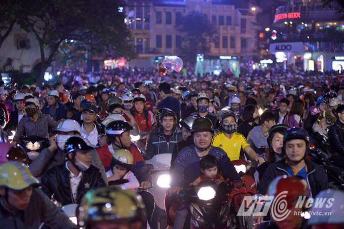 Ngay từ đầu giờ tối, tại khắp các ngả đường đổ về các con phố trung tâm hay các TTTM lớn như Hàng Bài, Hàng Khay, Bà Triệu, Đinh Tiên Hoàng, Nguyễn Trãi, Minh Khai…. Đều chật kín người và phương tiện giao thông.