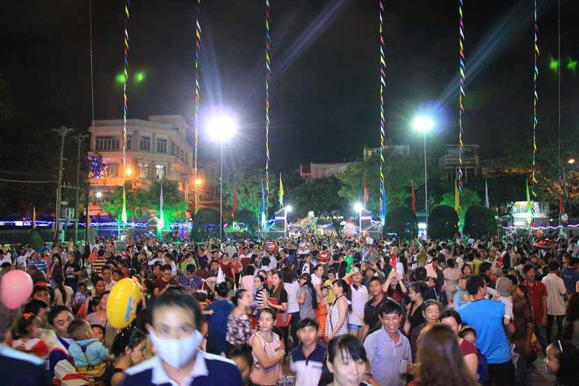 Hàng ngàn người dân Bình Định kéo về nhà thờ lớn để đón Giáng sinh (Ảnh: Dân Việt)