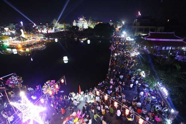 Lộng lẫy đêm Giáng sinh trên khắp cả nước