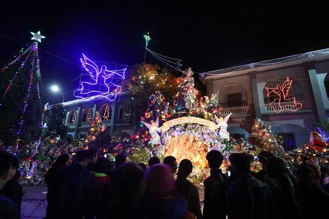 Người dân tập trung cầu nguyện bên hang đá Chúa Hài Đồng. (Ảnh: Dân Việt)