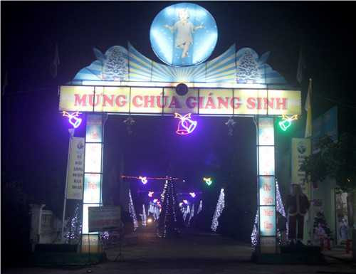 Các cổng chào được trang hoàng lộng lẫy (Ảnh: Phạm Đức/TNO)