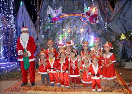 Nhiều em nhỏ xúng xinh trong bộ đồ ông già tuyết (Ảnh: Phạm Đức/TNO)
