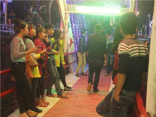 Nhiều bạn trẻ tập trung về linh địa Trại Gáo để vui chơi, chụp ảnh (Ảnh: Phạm Đức/TNO)