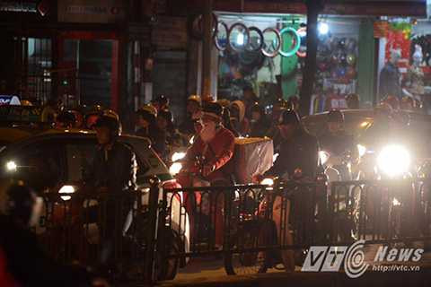 Ông già Noel này phải rất vất vả mới thoát được khỏi đám tắc đường để kịp giờ trao quà cho các em nhỏ.