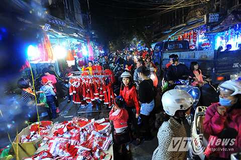 Phố Hàng Mã tập trung đông đúc các bạn trẻ, hay gia đình đưa con nhỏ tới đây mua sắm, chụp ảnh lưu niệm.