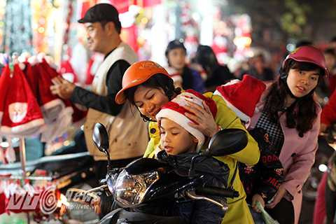 Các em nhỏ háo hức khi được cha mẹ dẫn đi chơi trong đêm Noel