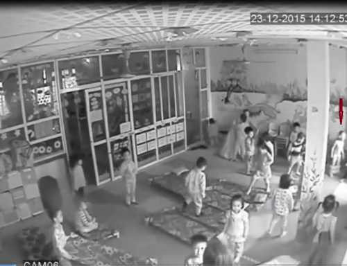 Trẻ bị cô giáo hung bạo lột quần (Ảnh cắt từ màn hình)