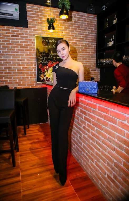Quỳnh Thư diện đầm lệch vai khoe vòng một sexy.