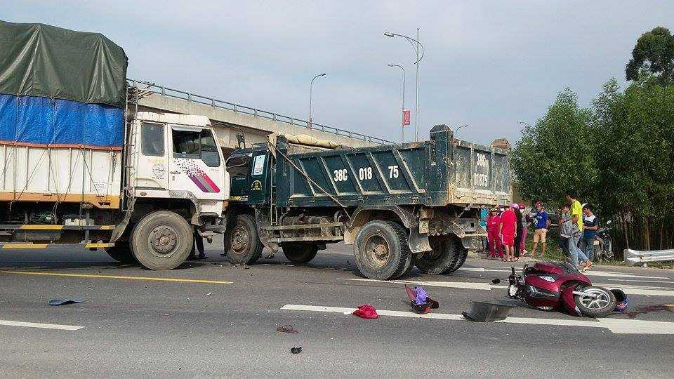 Hiện trường vụ tai nạn thảm khốc khiến hai người thương vong.