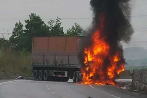 Đầu xe container bốc cháy dữ dội - Ảnh FB Đầu xe container bốc cháy dữ dội - Ảnh FB