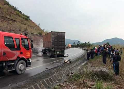Vụ TNGT khiến 2 người ngồi trên xe mô tô văng xuống đường chết thảm - Ảnh FB Vụ TNGT khiến 2 người ngồi trên xe mô tô văng xuống đường chết thảm - Ảnh FB