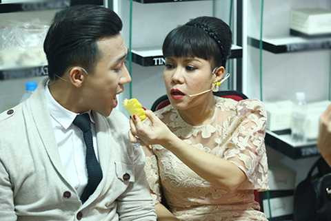 Trong hậu trường chương trình, nữ danh hài Việt Hương đã tận tình chăm sóc cho đàn em Trấn Thành sau sự xúc động và hoảng sợ của anh trên sân khấu. 