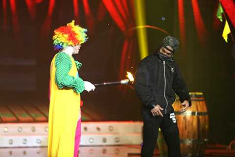 Anh Đức tình nguyện vào vai người bị đốt để La Thành có cơ hội tỏa sáng và một màn đốt người cháy thật đã diễn ra ngay trên sân khấu Cười Xuyên Việt, khiến nhiều khán giả và ban giám khảo hoảng hốt, sợ hãi.