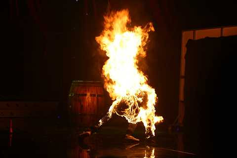 Màn biểu diễn đốt người thật ngay trên sân khấu khiến ban giám khảo và nhiều khán giả lo lắng, hoảng sợ. 