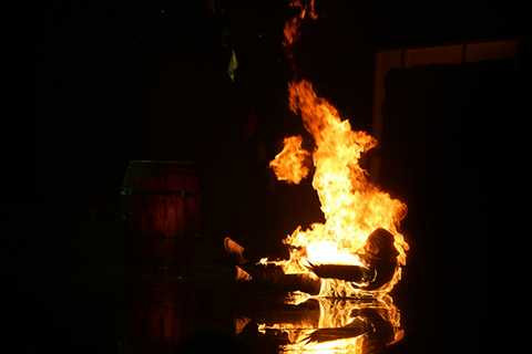 Do chưa nắm kỹ thuật nên La Thành khiến bạn mình bị phỏng đến ngất xỉu.