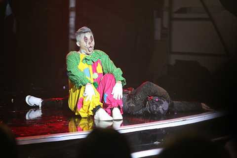 Những tưởng La Thành sẽ đau đớn vì gây ra tai nạn cho bạn, song đây lại là lúc anh bộc lộ con người thật ác độc của mình, sự ganh tức, thù hận vì bấy lâu nay luôn thua kém Anh Đức. 