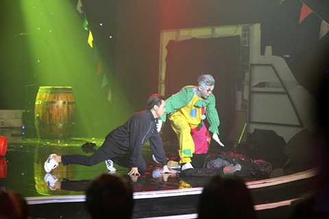 Trong lúc La Thành đang cười hả hê vì người bạn của mình bị thương thì Anh Đức xuất hiện. Hóa ra, người diễn viên bị lửa thiêu lúc nãy là Đơ, tên đầy đủ là Các-Ca-Đơ. Lúc này, cả hai cũng nhận ra Đơ đã bị lửa thiêu chết. 