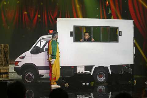 Trong lúc Anh Đức hoảng loạn thì La Thành gọi cảnh sát tới bắt Anh Đức và vu cho bạn mình tội giết người. Chưa kịp ăn mừng vì được làm chủ rạp xiếc, La Thành đã phải trả giá cho hành động tội lỗi của mình bởi cảnh sát điều tra ra anh mới chính là hung thủ và trả tự do cho Anh Đức. 