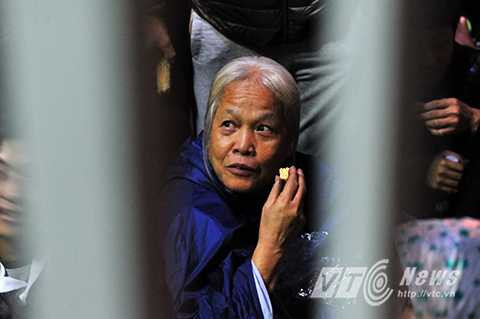 Ăn bánh mì, ngô lấy sức chờ đợi