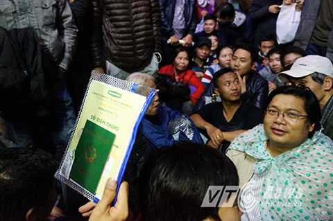 Cuốn sổ tiêm chủng được các vị phụ huynh cất giữ hết sức cẩn thận