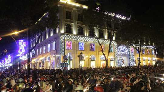 Khu vực Nhà thờ Đức Bà và khu trung tâm thương mại Diamond Plaza kẹt xe vì có nhiều người đển vui chơi.