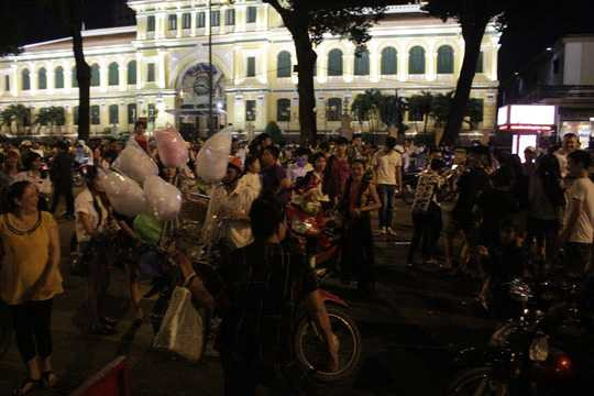 Một bà cụ bán kẹo bông nổi giận, cầm dép đuổi theo nhóm bạn trẻ khi bị xịt tuyết vào mặt.