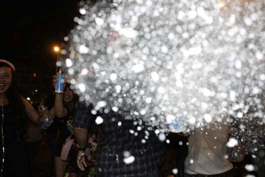 Các bình tạo tuyết trắng giá rẻ này xuất xứ không rõ ràng, có mùi khó chịu và khiến mắt cay xè.