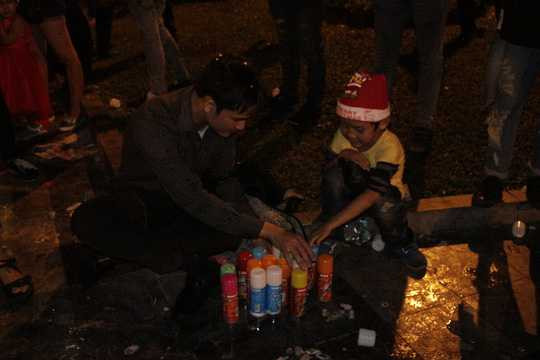 Các bình tạo tuyết trắng giá rẻ này xuất xứ không rõ ràng, có mùi khó chịu và khiến mắt cay xè.