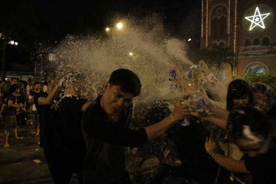 Nhiều thanh niên mua các bình xịt tuyết để đấu tuyết vui đùa đón Noel.