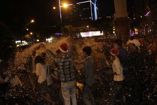 Giá mỗi bình xịt tuyết chỉ 10.000 đồng nên nhiều nhóm bạn trẻ mua cả thùng để xịt.