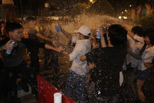 Nhanh chóng, trò đùa này lây lan nhanh, tạo thành hiệu ứng rồi cùng tấn công nhau.