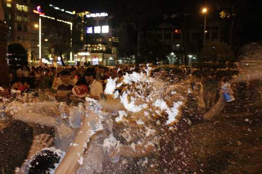 Nhiều nhóm đồng loạt phun tuyết vào nhau tạo ra một cảnh hỗn độn trong tuyết trắng xóa.