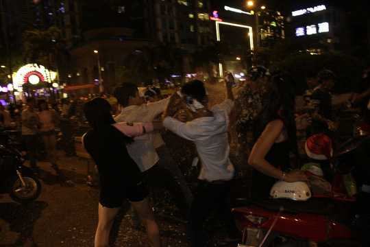 Nhiều người quá phấn khích lao ra đường để phun tuyết vào cả người đi đường.