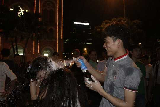 Xịt thô bạo lên những người đang đi chơi lễ.