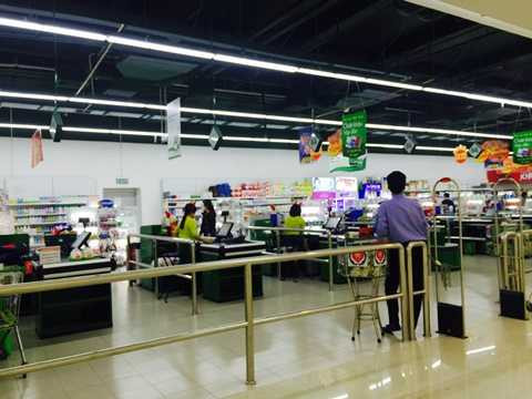 Khu vực siêu thị V+ dưới tầng hầm hàng hóa phong phú nhưng cũng khá vắng khách Khu vực siêu thị V+ dưới tầng hầm hàng hóa phong phú nhưng cũng khá vắng khách