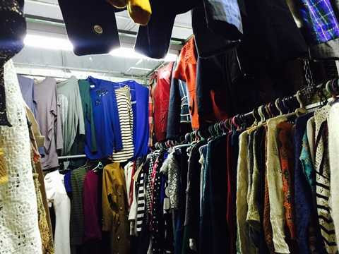 Các gian hàng thời trang tầng 2 gần như không có khách mua Các gian hàng thời trang tầng 2 gần như không có khách mua