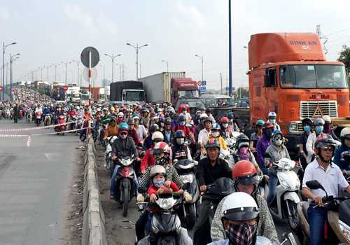 Tai nạn khiến Xa lộ Hà Nội kẹt cứng. Ảnh: Hải Hiếu