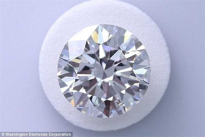  Đặc biệt, những viên kim cương tổng hợp có giá thành cũng rẻ hơn nhiều so với kim cương tự nhiên.