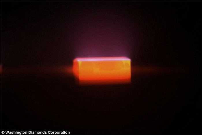 Bằng phương pháp Chemical Vapour Deposition (CVD), các nhà máy chế tạo nên những viên kim cương nhân tạo thô lớn, có cấu hình khá giống kim cương tự nhiên. 